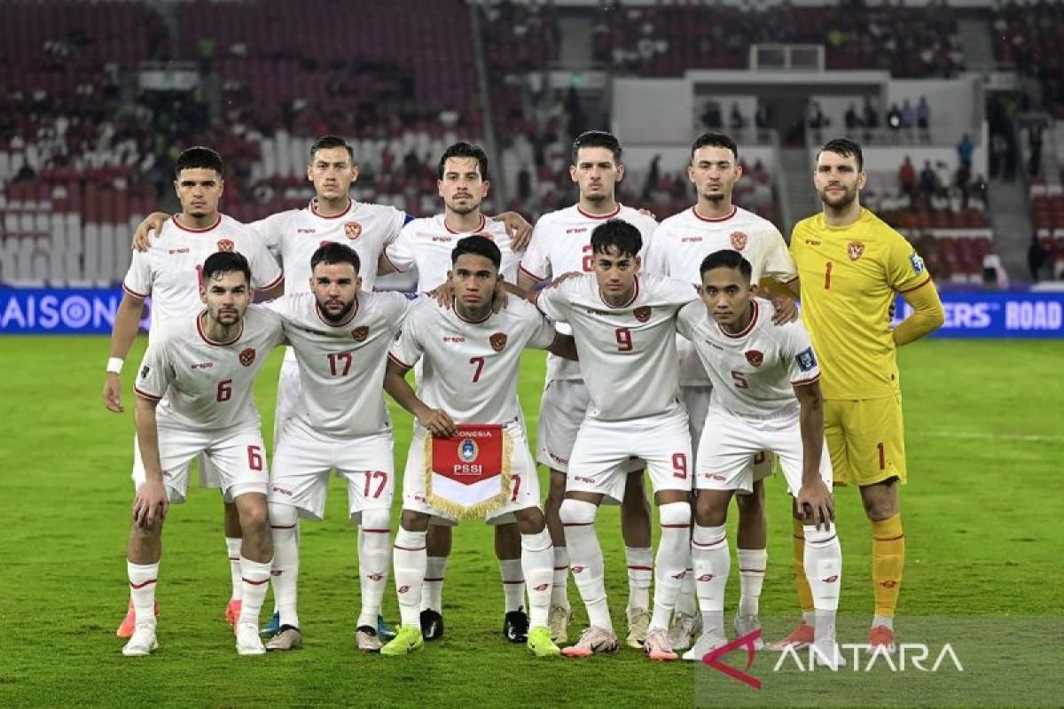 Berikut adalah beberapa alternatif judul untuk artikel tentang prediksi starter melawan Australia yang diisi oleh para pemain diaspora:

1. "Tim Diaspora: Prediksi Starter Indonesia Melawan Australia"
2. "Pemain Diaspora Siap Hadapi Australia: Prediksi Line-Up"
3. "Mengandalkan Pemain Diaspora: Prediksi Susunan Pemain Melawan Australia"
4. "Starter Melawan Australia: Siapa Saja Pemain Diaspora yang Diharapkan?"
5. "Jelang Pertandingan Melawan Australia: Prediksi Para Pemain Diaspora Masuk Line-Up"
6. "Strategi Tim Nasional: Inspirasi dari Pemain Diaspora untuk Laga Melawan Australia"
7. "Lini Depan Diaspora: Memprediksi Susunan Pemain Indonesia Hadapi Australia"

Silakan pilih atau modifikasi sesuai kebutuhan!