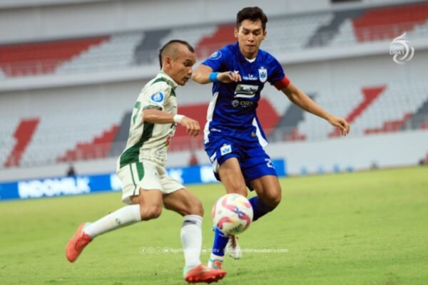 Berikut beberapa alternatif judul untuk berita tersebut:

1. "PSS Jaga Asa di Liga 1 Usai Kalahkan Persija 2-1"
2. "PSS Pertahankan Harapan di Liga 1 dengan Kemenangan 2-1 atas Persija"
3. "Kemenangan 2-1 atas Persija, PSS Perkuat Posisi di Liga 1"
4. "PSS Tunjukkan Semangat Juang: Tekuk Persija 2-1 di Liga 1"
5. "PSS Raih Kemenangan Penting, Tekuk Persija 2-1 untuk Pertahankan Langkah di Liga 1"
6. "PSS Kembali ke Jalur Kemenangan, Dapatkan Tiga Poin dari Persija dengan Skor 2-1"

Silakan pilih atau modifikasi sesuai kebutuhan!