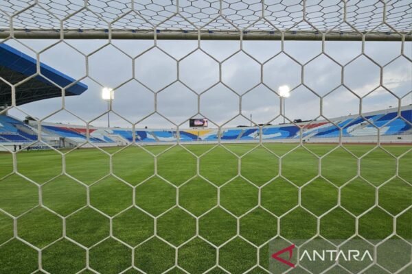 Here are a few alternative titles for the topic "Panpel Arema FC Legawa Terima Sanksi Imbas Pelemparan Bus Persik":

1. "Arema FC's Panpel Menerima Sanksi Setelah Insiden Pelemparan Bus Persik"
2. "Sanksi Dijatuhkan kepada Panpel Arema FC akibat Pelemparan Bus Persik"
3. "Panpel Arema FC Siap Terima Konsekuensi atas Pelemparan Bus Persik"
4. "Insiden Pelemparan Bus Persik: Panpel Arema FC Terima Sanksi Resmi"
5. "Panpel Arema FC Berape Nasi Terkena Sanksi karena Pelemparan Bus Persik"
6. "Tanggung Jawab Panpel Arema FC: Sanksi Usai Pelemparan Bus Persik" 

Feel free to mix and match elements from these suggestions!