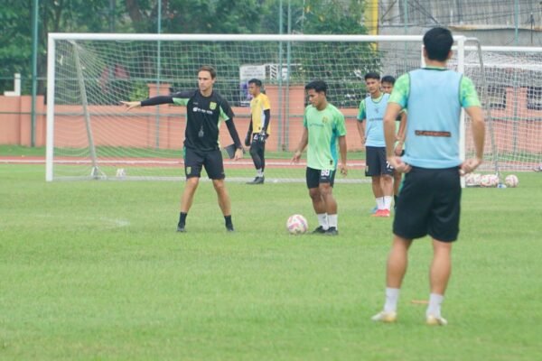 Munster Cari Sosok Pengganti Slavko untuk Derbi Kontra Arema FC