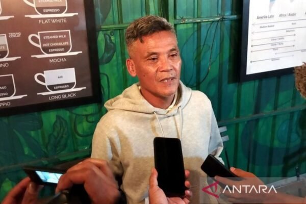 Berikut beberapa alternatif judul untuk "Paceklik Pelatih Indonesia di Liga Sendiri":

1. "Menggali Keterpurukan Pelatih Lokal di Liga Domestik"
2. "Tantangan Pelatih Indonesia: Bersaing di Liga Sendiri"
3. "Pelatih Lokal: Dilema dan Kesempatan di Liga Indonesia"
4. "Kesulitan Pelatih Tanah Air dalam Menghadapi Liga Domestik"
5. "Misi Pelatih Indonesia: Membangkitkan Liga Sendiri"
6. "Patah Hati di Liga: Nasib Pelatih Indonesia"
7. "Kekurangan Pelatih Lokal di Kompetisi Liga Nasional"
8. "Bersinar di Liga Sendiri: Harapan Pelatih Indonesia"
9. "Pelatih Indonesia: Melawan Ketidakpastian di Liga Domestik"
10. "Menelusuri Nasib Pelatih Lokal di Liga Indonesia"

Semoga alternatif-alternatif ini bermanfaat!